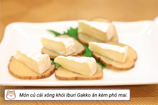 Món củ cải xông khói Iburi Gakko ăn kèm phô mai.